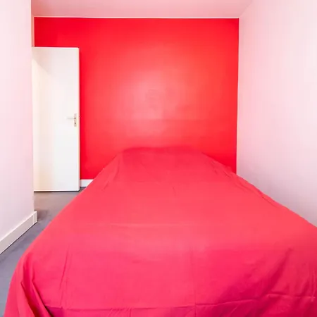 Spacious 1 Bedroom In Apartment